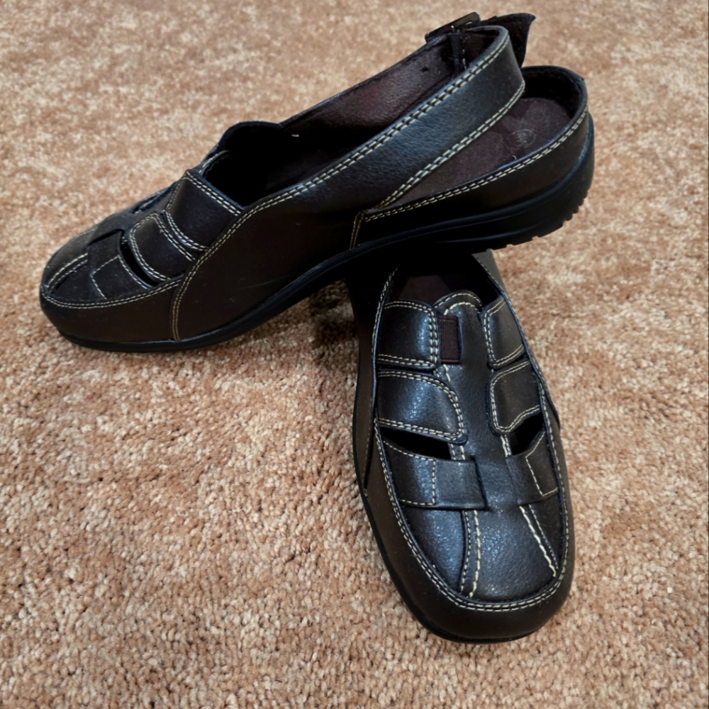 Cushion Aire Round Closed Toe Sandal, Size 8M